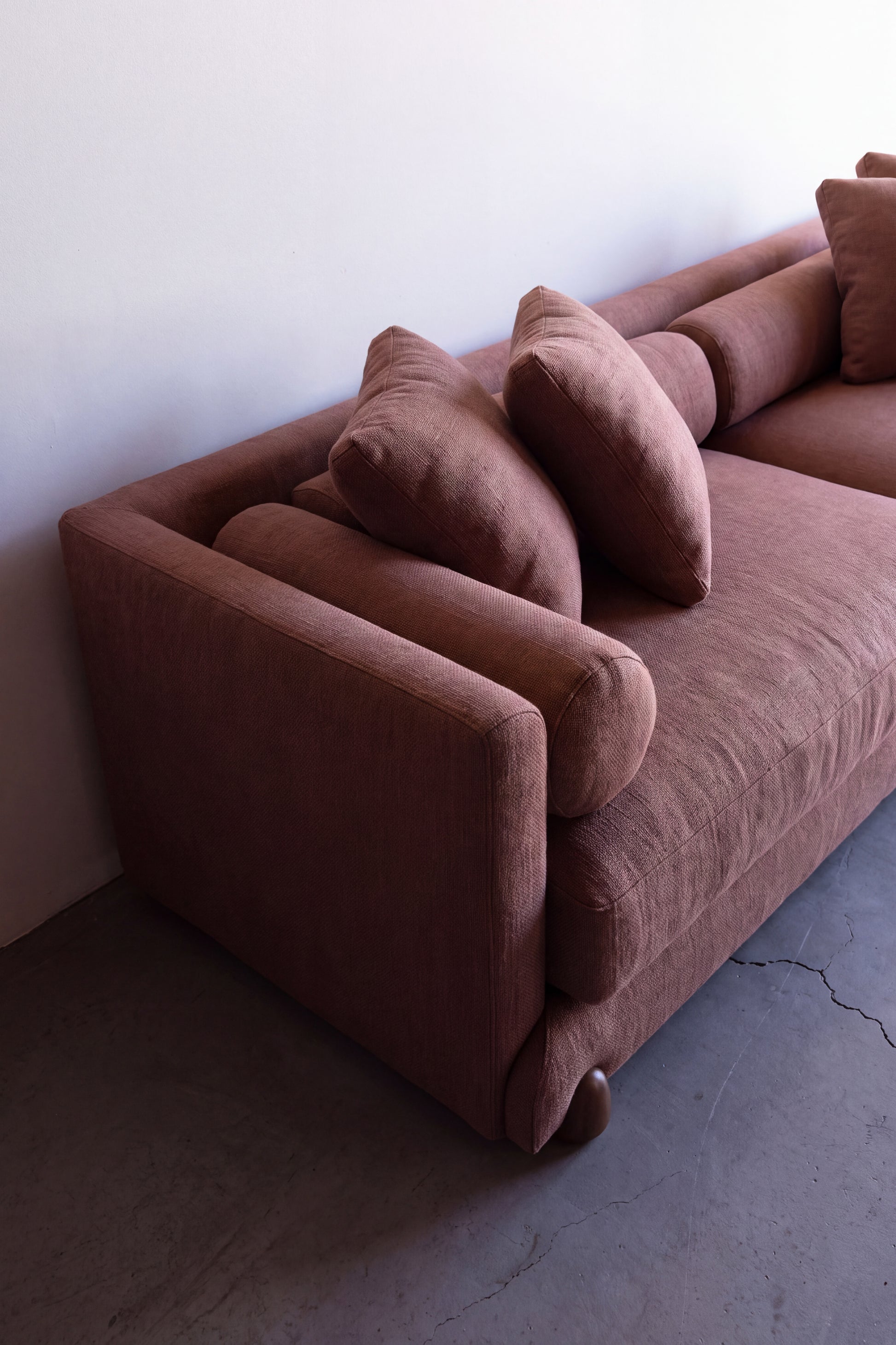 alt_text::Delano Sofa - shot of left side||color::Rouge||show_in_gallery::true||position::first
