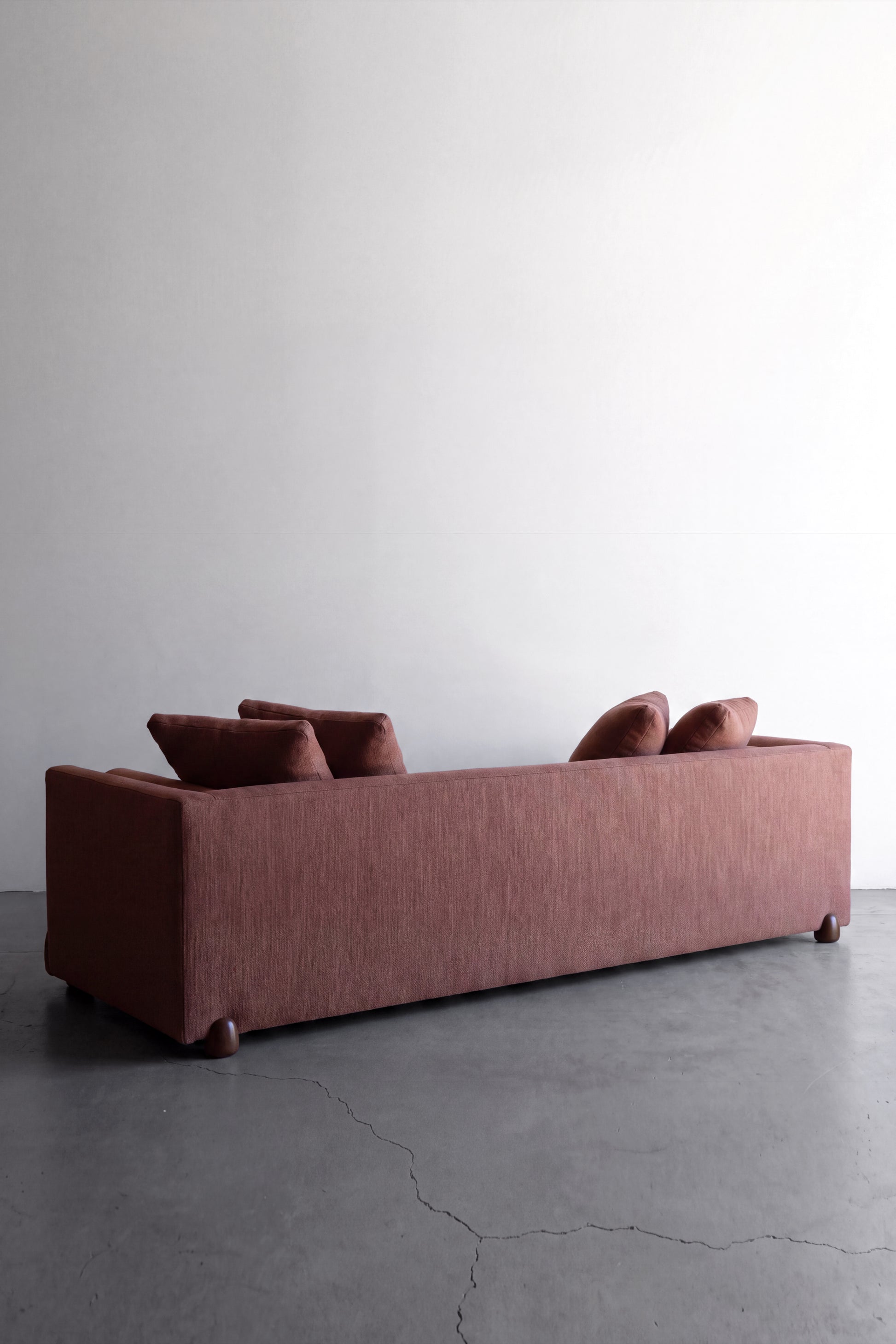 alt_text::Delano Sofa - shot of left side||color::Rouge||show_in_gallery::true||position::first